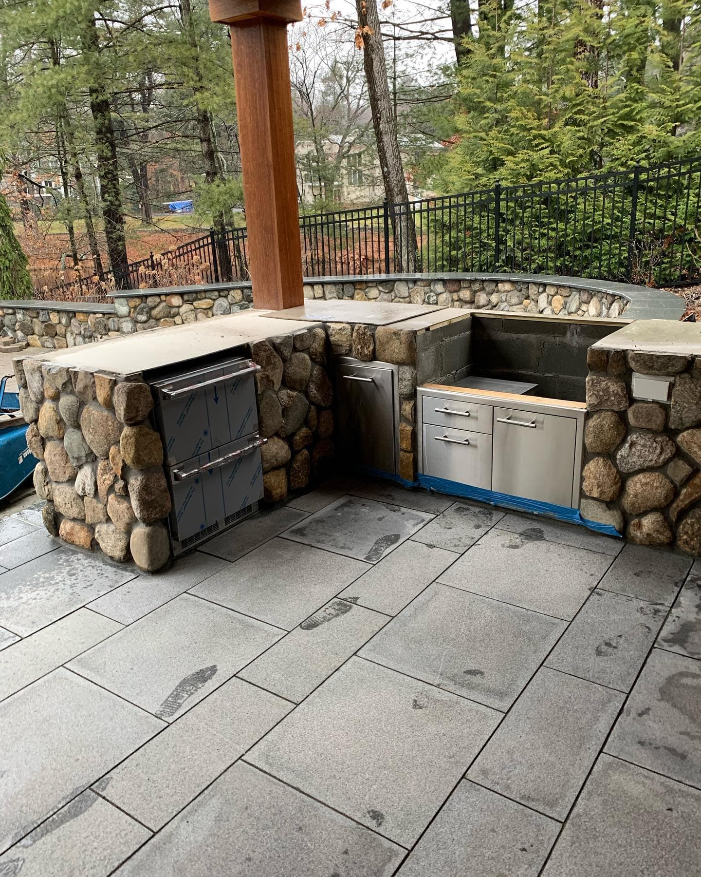 Fieldstone outdoor kitchen on a bluestone patio