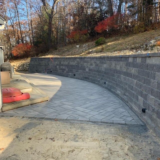 Curved block retaining wall